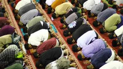 Menjalankan salat Tarawih secara berjamaah di masjid bukan hanya sekadar rutinitas, tetapi juga penuh dengan hikmah dan keutamaan.