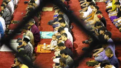 Umat muslim mengikuti shalat Tarawih hari pertama Ramadan di Masjid Raya Bandung, Kota Bandung, Senin 11 Maret 2024