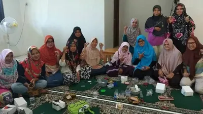 Feni Parhaeni (tengah kerudung merah muda) yang merupakan warga Desa Jati Sari itu telah lebih dari satu dekade menggeluti usaha pembuatan bros di bawah nama B-Craft.