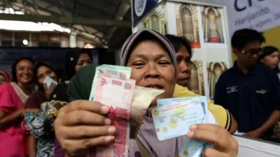 Ada 3 jenis bantuan sosial yang mengalami perubahan skema dari pencairan per triwulan menjadi pencairan bulanan dengan nominal Rp300 ribu.