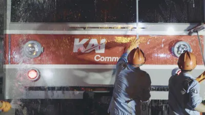 Menurut VP Corporate Secretary KAI Commuter, Joni Martinus, setiap harinya ada sekitar 880 kereta yang dicuci oleh tim profesional.