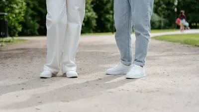 Cocok, nih! Rekomendasi Warna Celana untuk Lebaran 2025