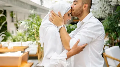 Apakah Berpelukan atau Mencium Kening Pasangan Halal Saat Puasa Bisa Membatalkan?
