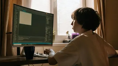 Langkah strategis memasukkan kurikulum coding dan AI bertujuan untuk mempersiapkan generasi muda Indonesia menghadapi tantangan era digital.