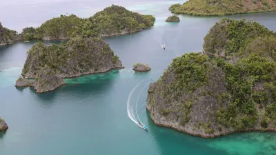 Tiga perusahaan tambang nikel di Raja Ampat kini terancam sanksi hukum setelah Kementerian Lingkungan Hidup mengungkap berbagai pelanggaran serius terhadap peraturan lingkungan dan tata kelola pulau kecil.