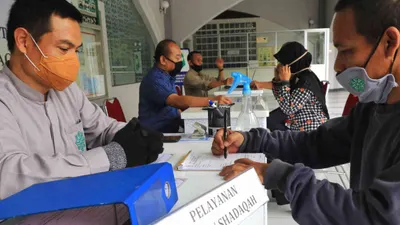 Islam mengajarkan pentingnya berbagi rezeki dengan sesama agar tercipta keseimbangan ekonomi dan mengurangi kesenjangan sosial.