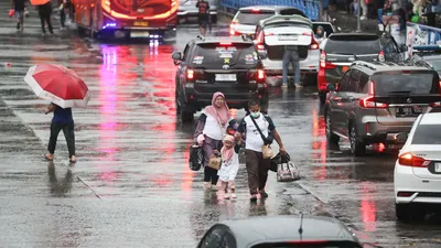 Pemudik yang tiba di Terminal Kampung Rambutan, Jakarta Timur.