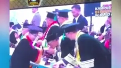 Deretan Pejabat Rektorat Unissula, berlomba untuk mencium tangan salah seorang mahasiswa yang ikut di wisuda.