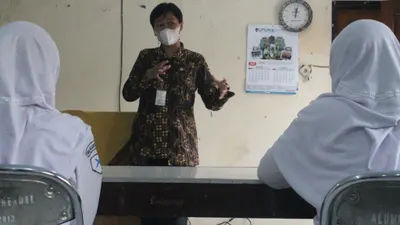 Transformasi peran guru ini didukung serangkaian kebijakan yang mencakup peningkatan kesejahteraan dan pengembangan kompetensi.