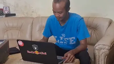 Tenaga honorer di Situbondo yang terpaksa dirumahkan kini beralih profesi menjadi tukang servis komputer.