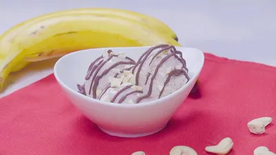 Illustrasi. Dengan bahan-bahan yang sederhana dan cara yang mudah, es krim pisang saus coklat ini bisa menjadi favorit keluarga saat berbuka puasa.