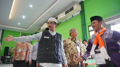 Sesuai Rencana Perjalanan Haji (RPH) Kementerian Agama, jemaah haji Indonesia secara bertahap mulai memasuki Asrama Haji hari ini.
