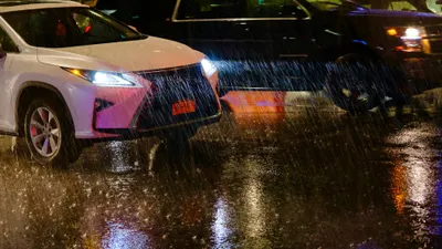 Panduan Lengkap Berkendara Saat Hujan Lebat dan Banjir untuk Warga Jakarta