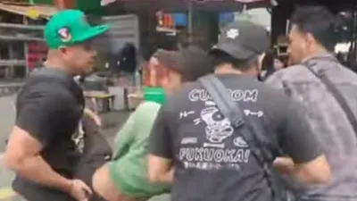 Petugas Terpaksa Gendong Juru Parkir Liar di Kawasan Pasar Tanah Abang, Segini Omzet yang Diperoleh Setiap Harinya!