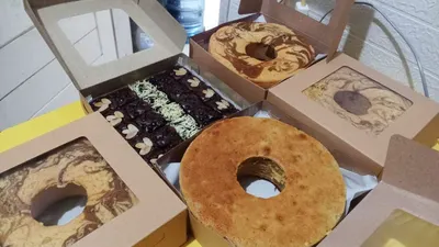 Dari cake simpel bolu ori seharga Rp 35 ribuan, basic bolu pisang di harga Rp 55 ribuan, sampai produk terlaris fudgy brownies seharga Rp 65 ribuan. Dalam sehari ia meraup omzet Rp 250-350 ribuan atau pendapatan kotor Rp 7,5-10 jutaan per bulan.