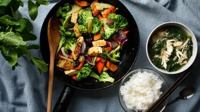 Konsumsi makanan sehari-hari memiliki pengaruh besar terhadap kesehatan, terutama dalam mencegah penyakit seperti diabetes dan obesitas.