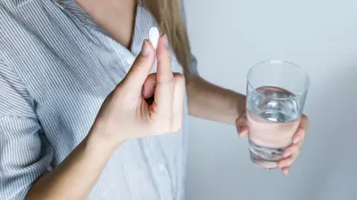 Ilustrasi meminum obat.