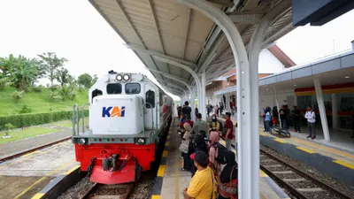 Pemerintah melalui Kementerian Keuangan Sri Mulyani telah mengumumkan pemberlakuan diskon 30 persen untuk harga transportasi umum kereta api pada periode Juni-Juli 2025.
