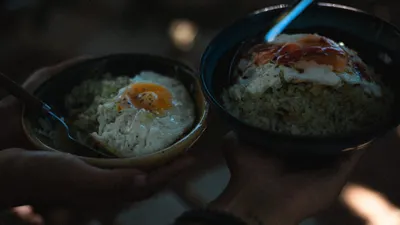 Makan sahur adalah Sunnah dilakukan karena termasuk waktu makan yang penting untuk menjaga energi selama berpuasa.