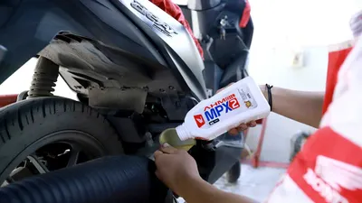 Padahal, oli mesin berperan besar dalam menjaga performa, efisiensi bahan bakar, dan mencegah kerusakan mesin saat perjalanan jauh.