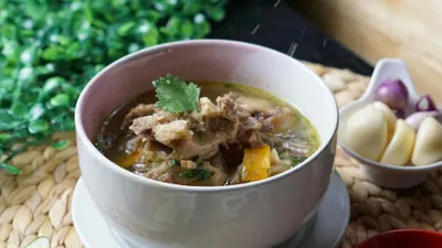  Ilustrasi resep sop daging bening segar untuk menu sahur pertama.