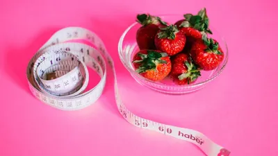 Intermittent fasting (IF) adalah metode diet yang mengatur pola makan dengan periode puasa dan makan
