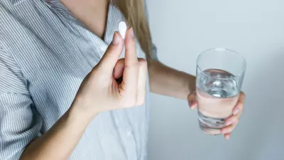 Ilustrasi obat apotek untuk asam lambung naik.