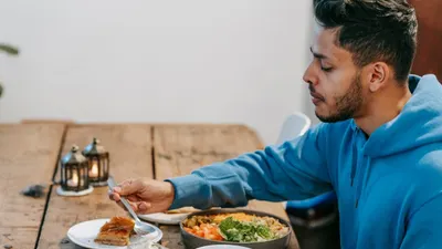 Hukum Melihat Mukbang saat Puasa, Membatalkan atau Tidak?