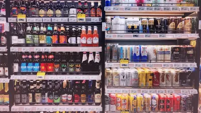 Kita sering kali tidak menyadari beberapa minuman yang tampak lezat dan menyegarkan ternyata dapat membahayakan kesehatan ginjal.