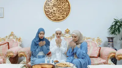 Ilustrasi membaca niat puasa Ramadan. (pexels/thirdman)