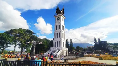Jam Gadang merupakan landmark ikonik yang menjulang di tengah Kota Bukittinggi.