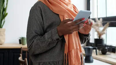 Salah satu pertanyaan yang sering muncul adalah, bolehkah membaca Al-Qur&rsquo;an lewat HP saat shalat? Apakah hal ini membatalkan shalat?