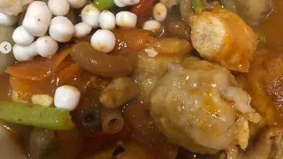 Seblak merupakan makanan khas Bandung yang terkenal dengan cita rasa pedas dan gurihnya.