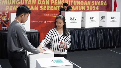 Penyaluran beras 10 kg juga tidak serentak dan dapat berlangsung sampai bulan Desember, tergantung kondisi masing-masing daerah.