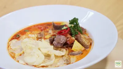 Illustrasi. soto Betawi daging sapi 