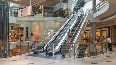 Sejumlah mall di Jakarta yang dulunya menjadi tempat favorit dan menjadi pusat pembelanjaan menjadi sepi bak kuburan.