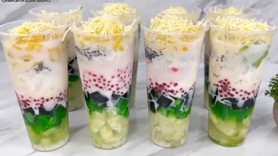 Uniknya, kuah kental es teler ini dibuat tanpa SP, whip cream, atau tepung maizena, tapi tetap creamy dan lembut di mulut.