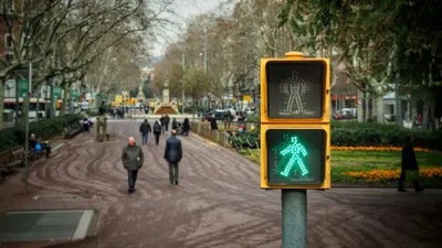 Melakukan aktivitas berjalan kaki secara rutin minimal 7.500 langkah setiap hari dapat memberikan dampak positif yang signifikan terhadap kondisi kesehatan secara keseluruhan.