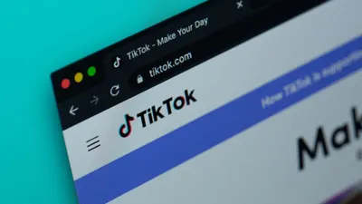 Watermark sendiri memiliki fungsi supaya bisa melindungi hak cipta seseorang dengan menunjukkan nama pembuat konten tersebut.