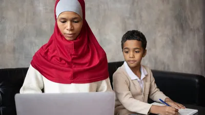 Dalam ajaran Islam, tindakan ini dikategorikan sebagai ghasab, yaitu mengambil hak orang lain tanpa izin, yang jelas hukumnya haram.