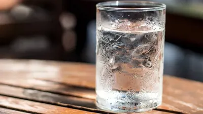 Illustrasi. Minuman air dingin