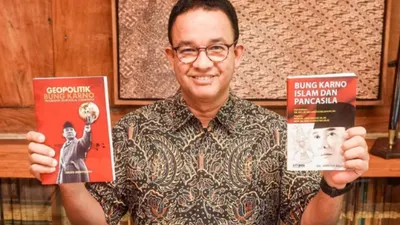 Anies Baswedan memegang buku dari PDIP usai pertemuan yang dilakukannya.