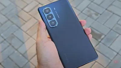 Infinix Hot 50 Pro Plus hadir dengan desain curved yang cantik dan menjadi salah satu HP dengan ketebalan bodi paling tipis di dunia.