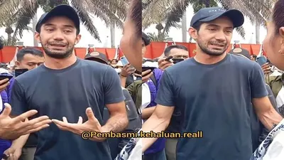 Reza Rahadian di lokasi demo Revisi UU Pilkada Gedung DPR RI 