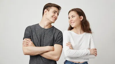 5 Tanda Dia Tertarik dengan Kamu saat Bertemu