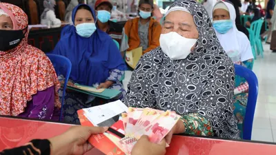 Target penerima bansos BPNT adalah 18,8 juta KPM BPNT murni dan KPM BPNT+PKH yang dinyatakan layak sebagai penerima bantuan.