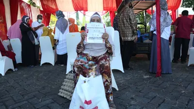 Seperti yang kita ketahui, pencairan bansos baik itu PKH maupun BPNT dilakukan secara bertahap di setiap daerah.