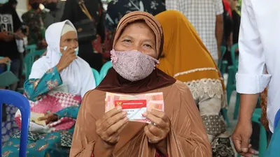 KPM akan menerima pencairan! Bansos PKH dan BPNT peralihan PT Pos Indonesia mulai cair di KKS baru. 