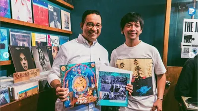 Anies Baswedan bertemu dengan Rian D&rsquo;Masiv di toko piringan hitam 33rpm.