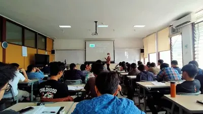 Mahasiswa ITB sedang Mengikuti Perkuliahan